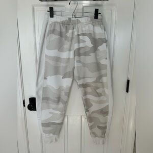 Nike Men’s White and Gray Camo Sweatpants Size Small